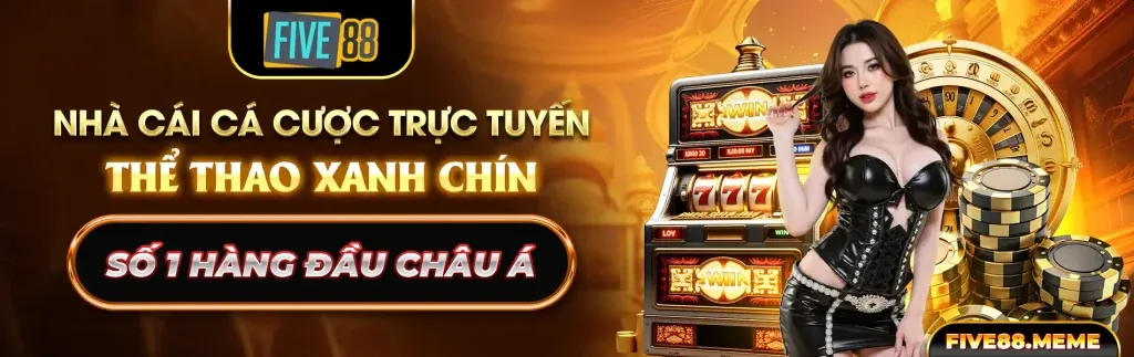 Cầu thủ bóng rổ đang úp rổ trên sân, thể hiện cá cược bóng rổ kịch tính tại vin7771 đăng nhập.
